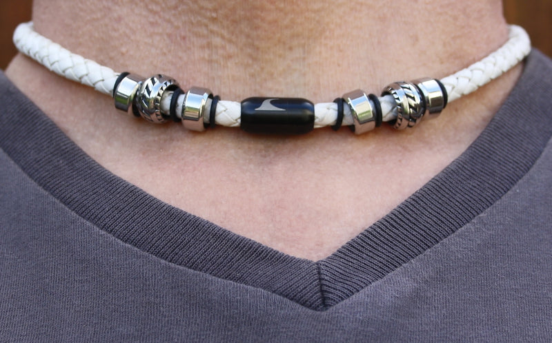 lederhalskette-herren-weiss-schwarz-steel-geflochten-Edelstahlverschluss-getragen-wavepirate-shop-f