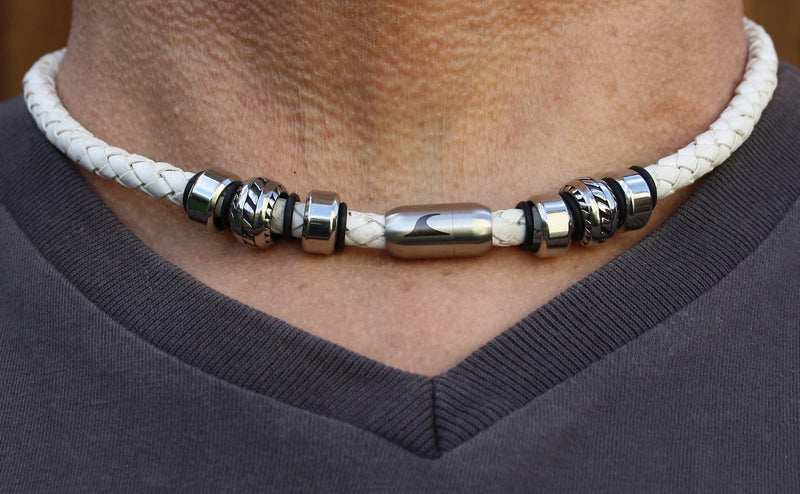 lederhalskette-herren-weiss-silber-steel-geflochten-Edelstahlverschluss-getragen-wavepirate-shop-f