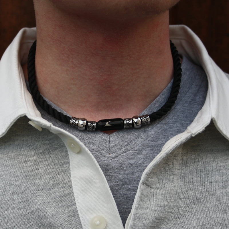 segeltau-halskette-Herren-damen-atoll-schwarz-kordel-geflochten-Edelstahlverschluss-getragen-wavepirate-shop-k