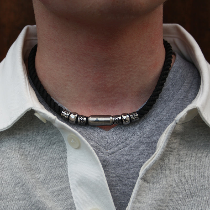 segeltau-halskette-Herren-damen-atoll-schwarz-silber-kordel-geflochten-Edelstahlverschluss-getragen-wavepirate-shop-k