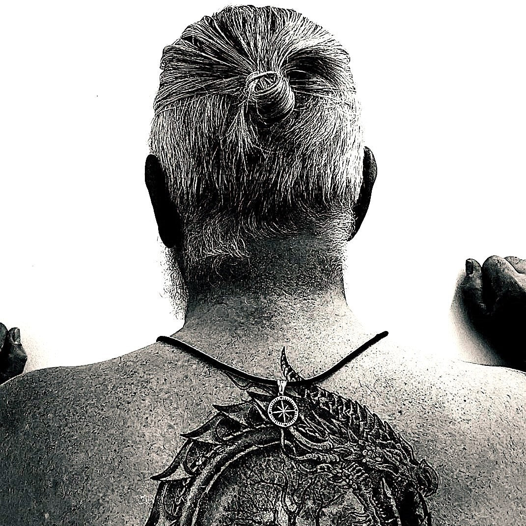 segeltau-halskette-Herren-damen-kompass-windrose-schwarz-geflochten-wasserfest-Edelstahlverschluss-detail-wavepirate-shop-st