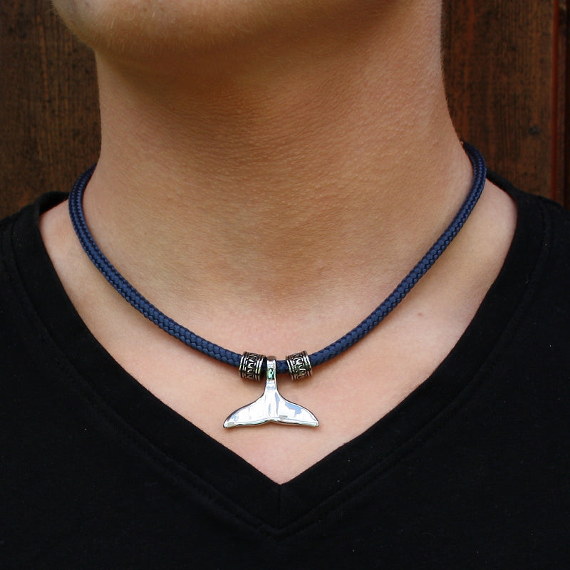 segeltau-halskette-Herren-damen-moby-wal-blau-navy-geflochten-Edelstahlverschluss-getragen-wavepirate-shop-st