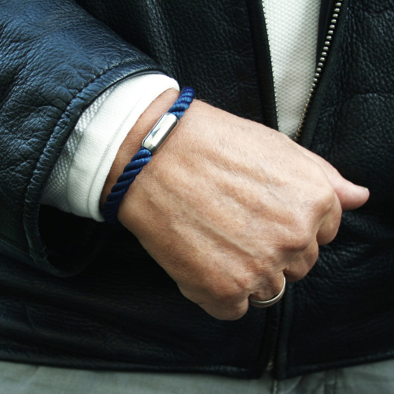 segeltauarmband-herren-damen-blau-silber-sylt-kordel-Edelstahlverschluss-getragen-wavepirate-shop-k