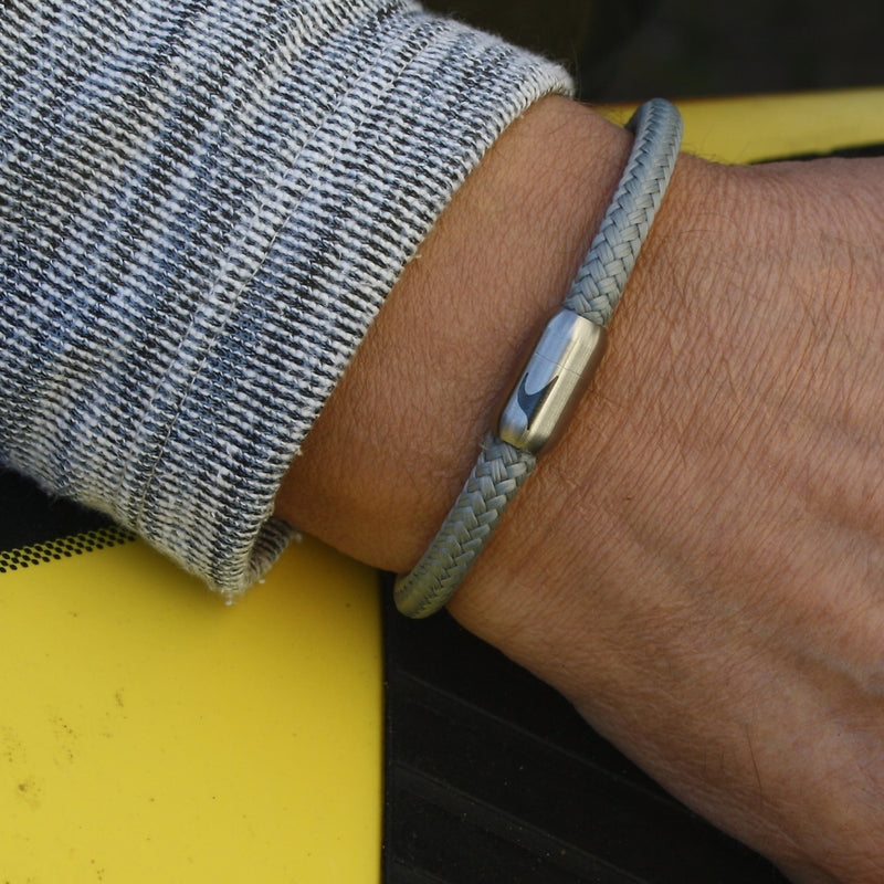 segeltauarmband-herren-damen-grau-silber-sylt-geflochten-Edelstahlverschluss-getragen-wavepirate-shop-st