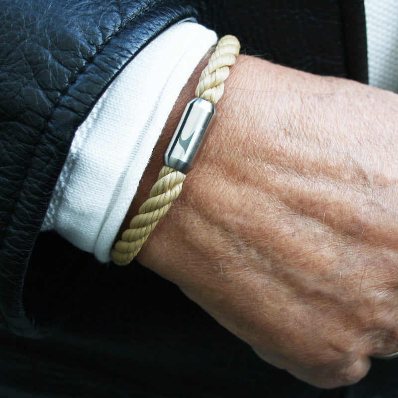 segeltauarmband-herren-damen-natur-silber-sylt-kordel-Edelstahlverschluss-getragen-wavepirate-shop-st