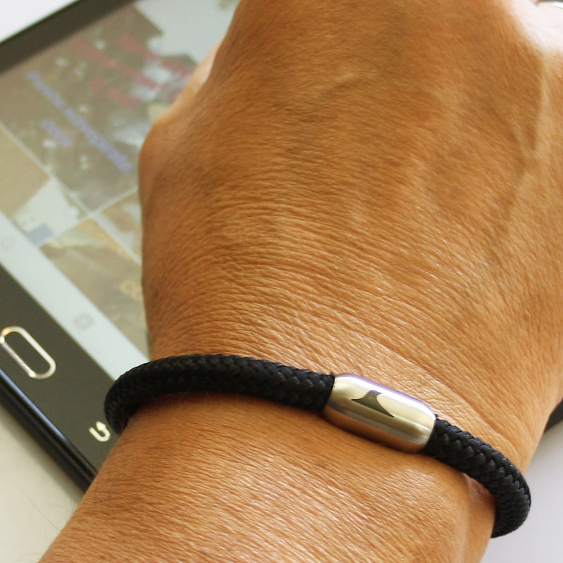segeltauarmband-herren-damen-schwarz-silber-sylt-geflochten-Edelstahlverschluss-getragen-wavepirate-shop-st