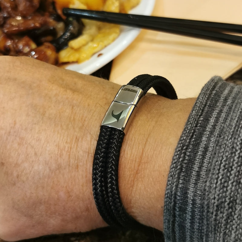segeltauarmband-herren-damen-schwarz-swell-geflochten-Edelstahlverschluss-getragen-wavepirate-shop-st