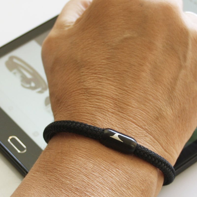 segeltauarmband-herren-damen-schwarz-sylt-geflochten-Edelstahlverschluss-getragen-wavepirate-shop-st