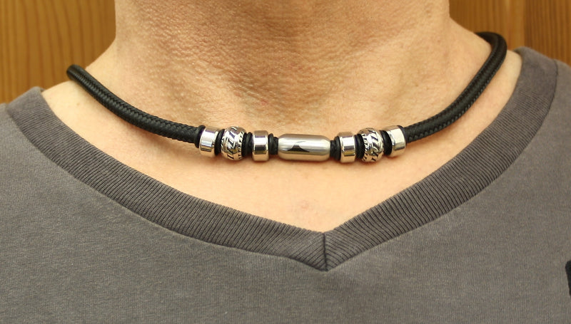 segeltauhalskette-herren-schwarz-silber-steel-geflochten-Edelstahlverschluss-getragen-wavepirate-shop-st