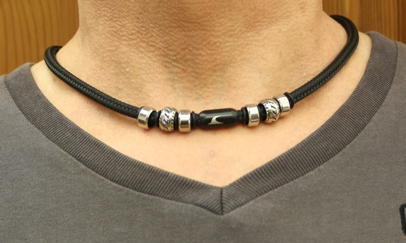 segeltauhalskette-herren-schwarz-steel-geflochten-Edelstahlverschluss-getragen-wavepirate-shop-st