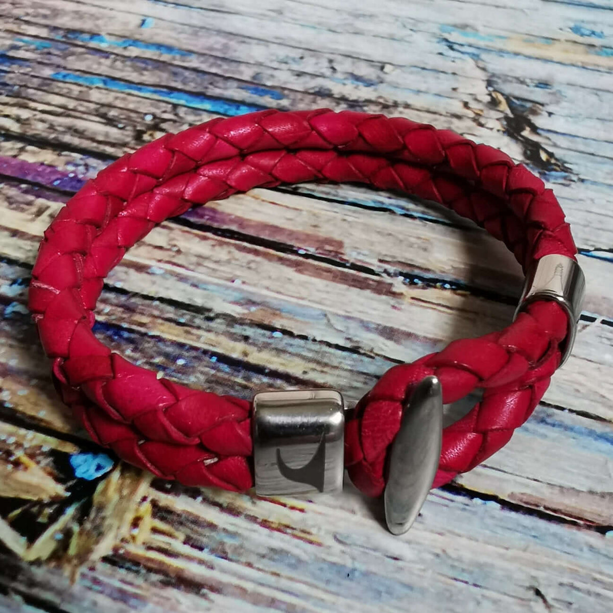 Damen-Leder-Armband-Aruba-himbeer-geflochten-Edelstahlverschluss-detail-wavepirate-shop-f