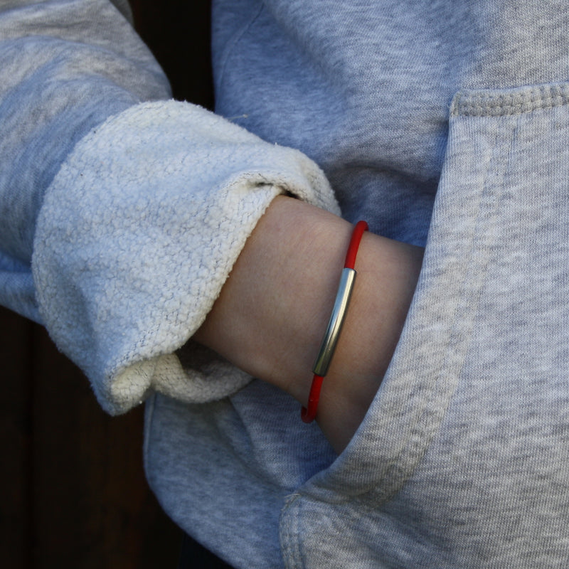 Damen-Leder-armband-curve-fusskette-rot-massiv-Edelstahlverschluss-verstellbar-getragen-wavepirate-shop-r