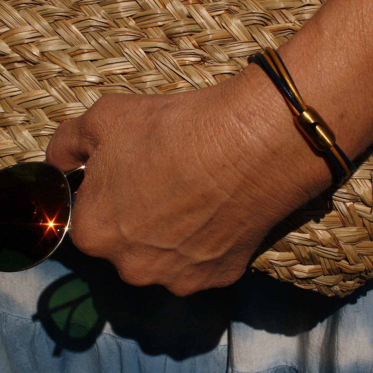 Damen-Leder-armband-fem-marine-gold-Edelstahlverschluss-getragen-wavepirate-shop-r