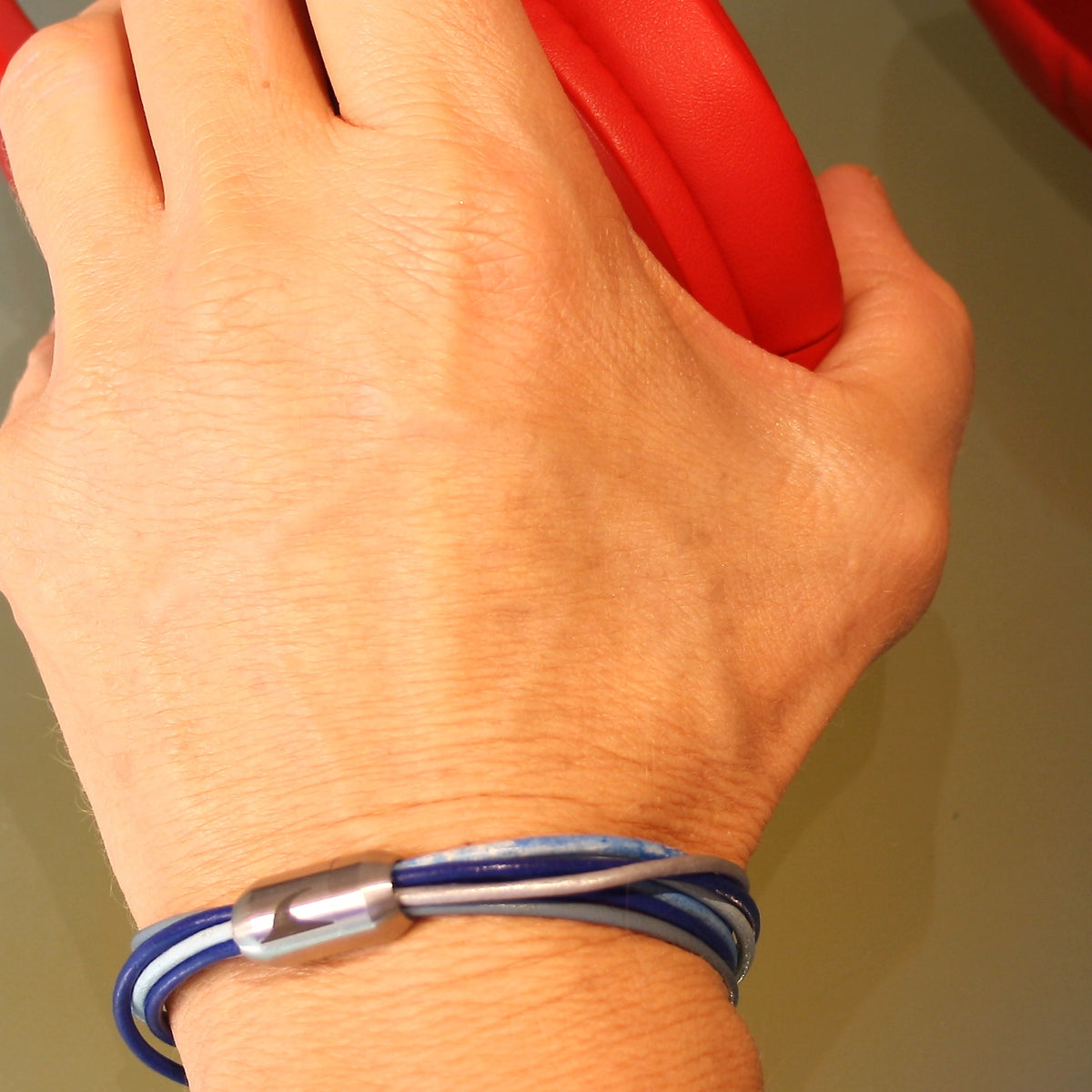 Damen-Leder-armband-fem-ocean-marine-blau-hellblau-multicolor-silber-Edelstahlverschluss-getragen-wavepirate-shop-r