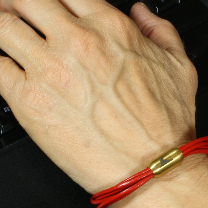 Damen-Leder-armband-fem-rot-gold-Edelstahlverschluss-getragen-wavepirate-shop-r
