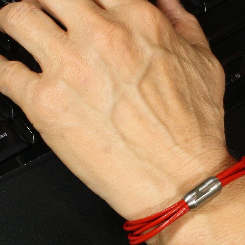 Damen-Leder-armband-fem-rot-silber-Edelstahlverschluss-getragen-wavepirate-shop-r
