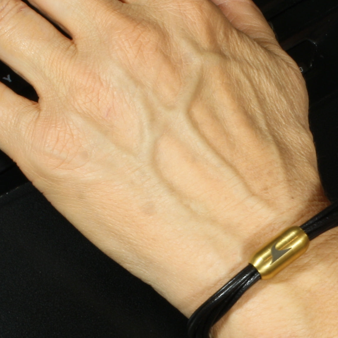 Damen-Leder-armband-fem-schwarz-gold-Edelstahlverschluss-getragen-wavepirate-shop-r