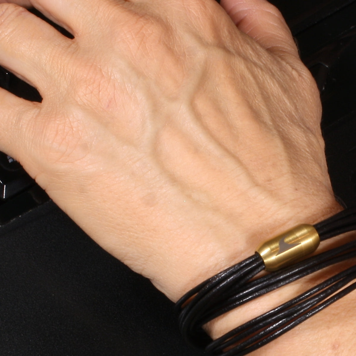 Damen-Leder-armband-fem2-schwarz-gold-Edelstahlverschluss-getragen-wavepirate-shop-r