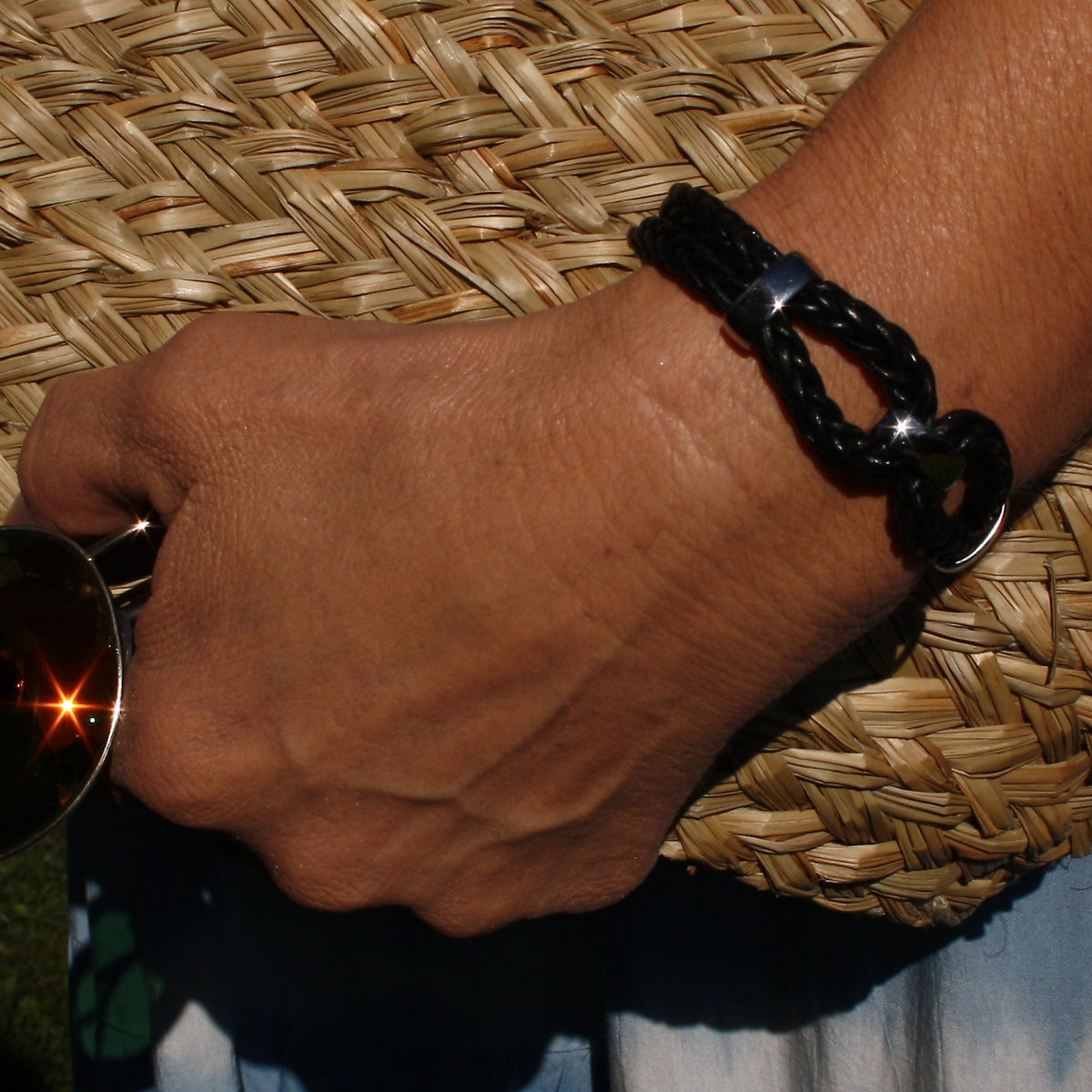 Damen-Leder-armband-roma-schwarz-geflochten-Edelstahlverschluss-getragen-wavepirate-shop-r1