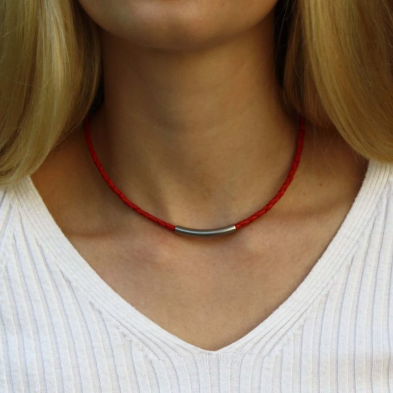 Analyzing image  Damen-Leder-halskette-curve-Rot-geflochten-Edelstahlverschluss-getragen-wavepirate-shop-f
