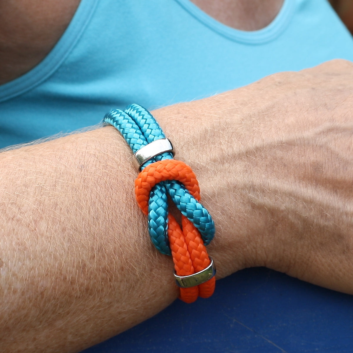 Damen-Segeltau-armband-pure-blau-orange-silber-geflochten-Edelstahlverschluss-getragen-wavepirate-shop-st