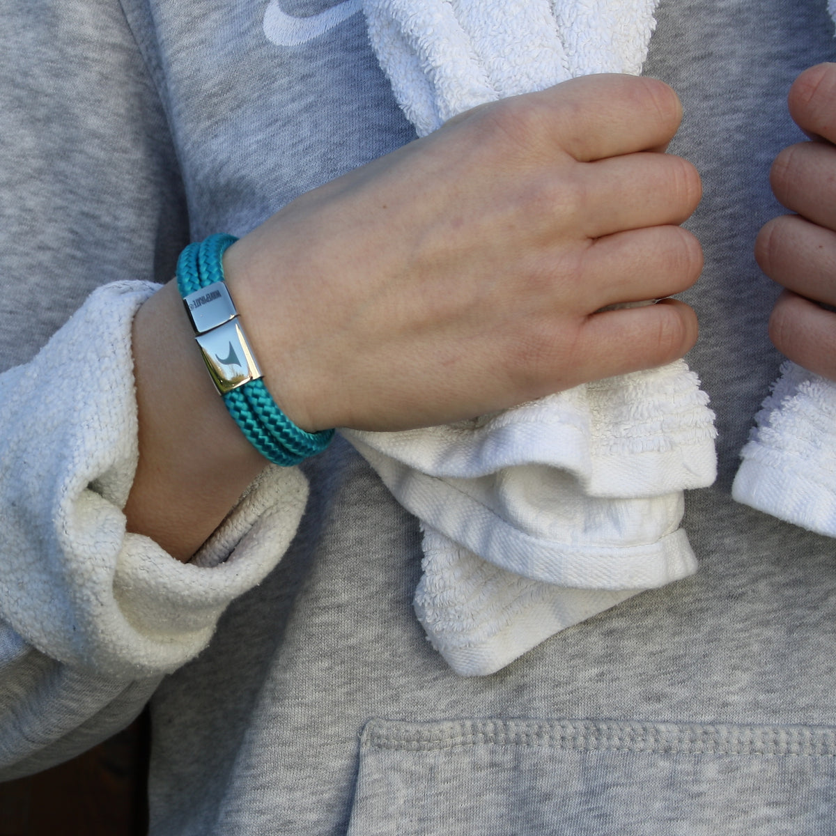 Damen-Segeltau-armband-pure-blau-silber-geflochten-Edelstahlverschluss-getragen-wavepirate-shop-st2