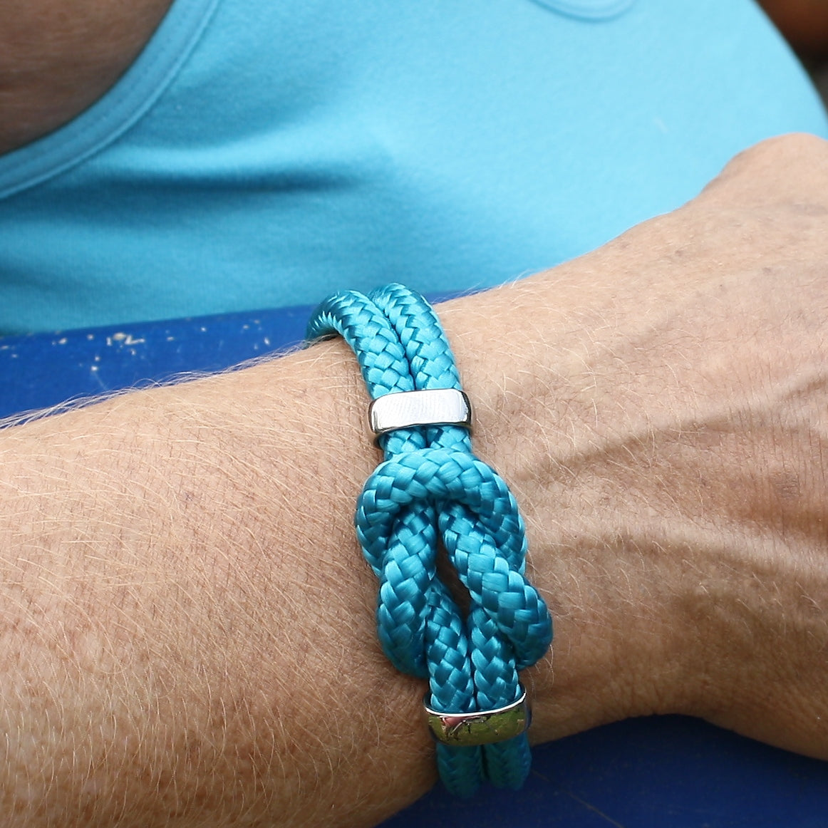 Analyzing image  Damen-Segeltau-armband-pure-blau-silber-geflochten-Edelstahlverschluss-getragen-wavepirate-shop-st3