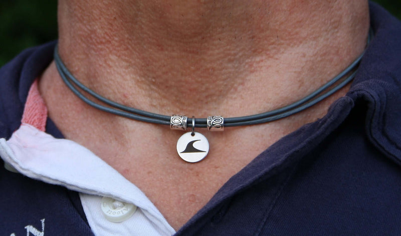 Damen-leder-halskette-herren-rondo-grau-getragen-Edelstahlverschluss-wavepirate-shop-r