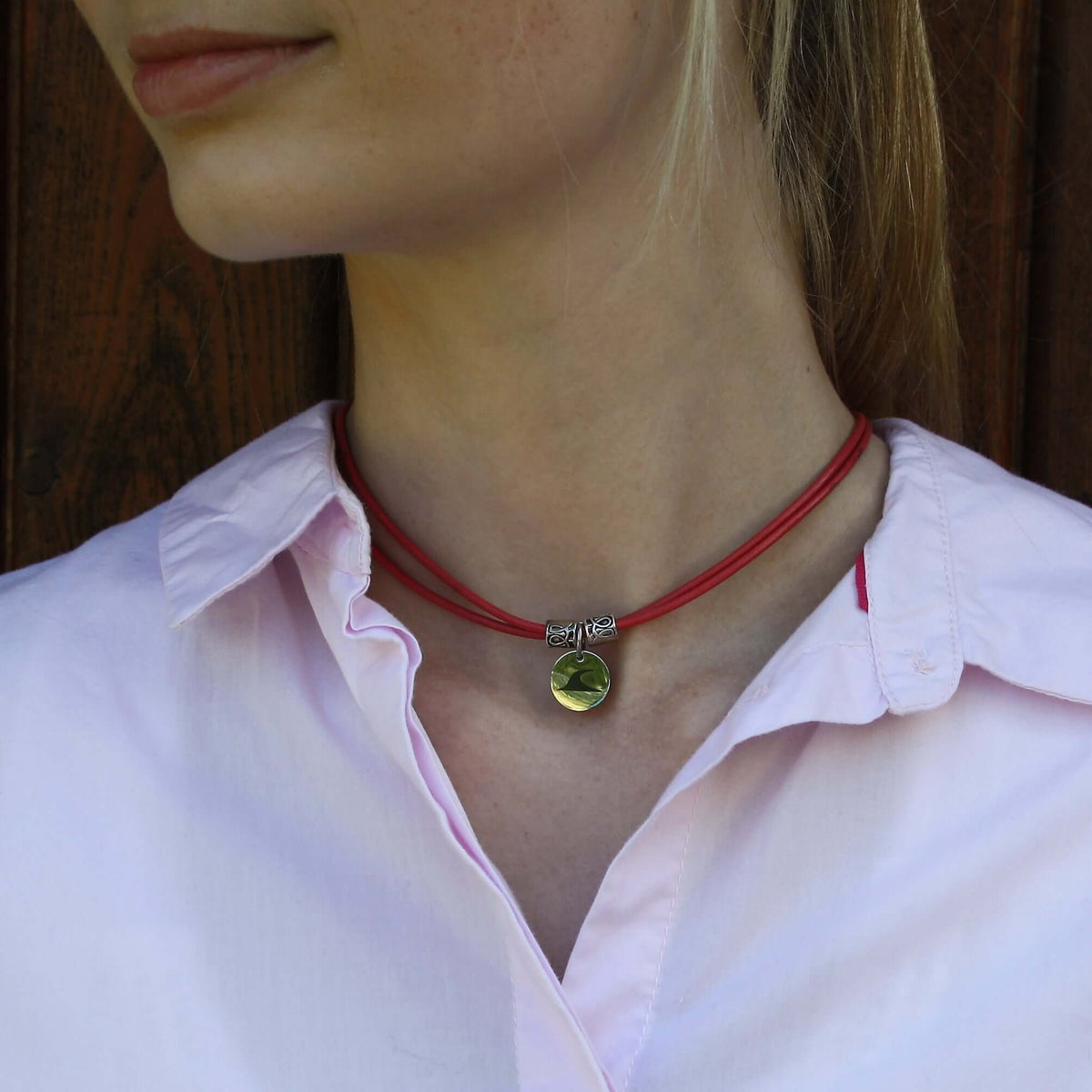 Damen-leder-halskette-herren-rondo-himbeer-getragen-Edelstahlverschluss-wavepirate-shop-r