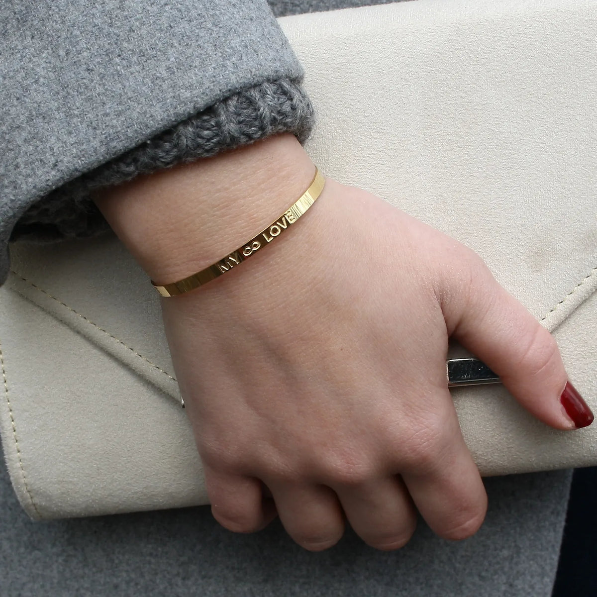 Edelstahl-armreif-Damen-glam-armband-graviert-my-love-gold-verstellbar-getragen-wavepirate-shop