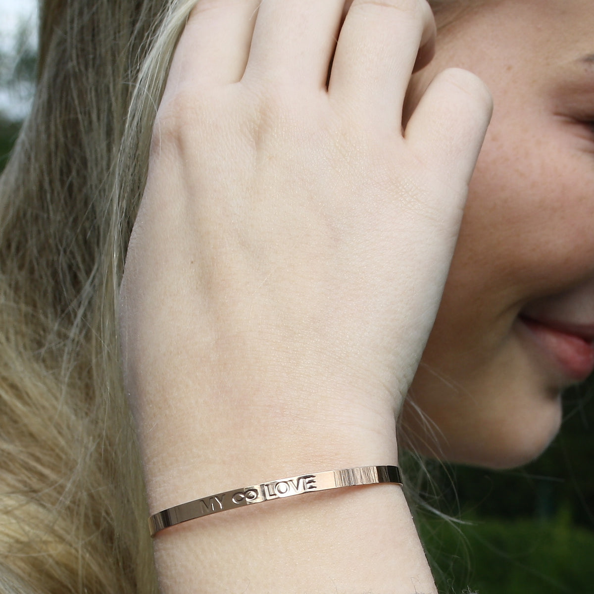 Edelstahl-armreif-Damen-glam-armband-graviert-my-love-rotgold-verstellbar-getragen-wavepirate-shop