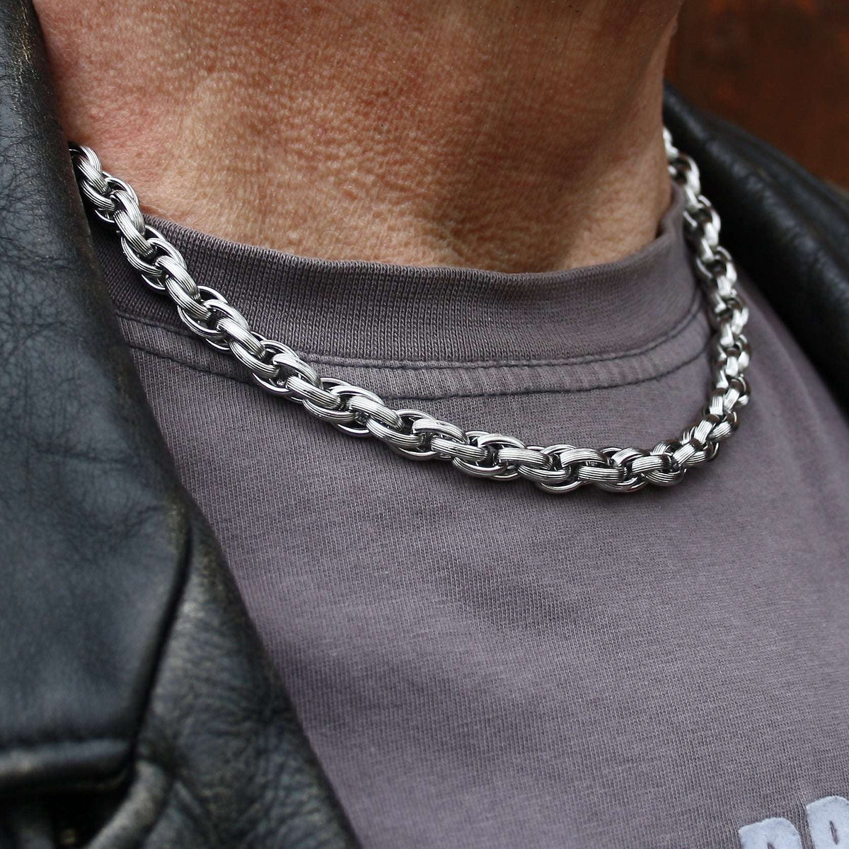 Edelstahlhalskette-Herren-sling-silber-Karabinerverschluss-getragen-wavepirate-shop-es