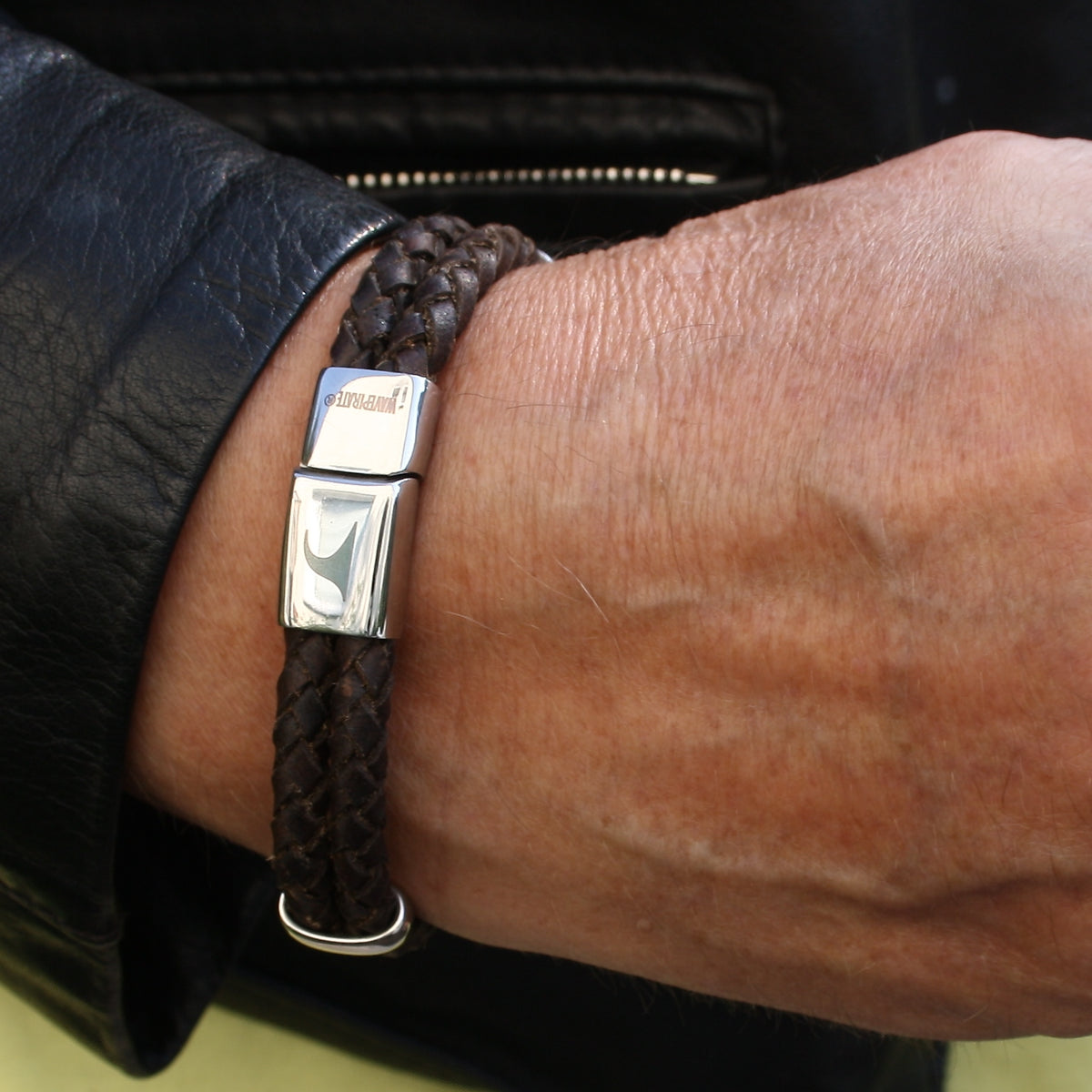 Herren-Leder-Armband-Afrika-braun-geflochten-Edelstahlverschluss-getragen-wavepirate-shop-f-1