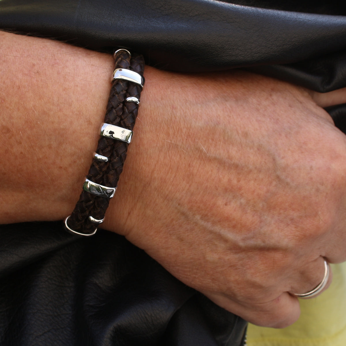 Herren-Leder-Armband-Afrika-braun-geflochten-Edelstahlverschluss-getragen-wavepirate-shop-f