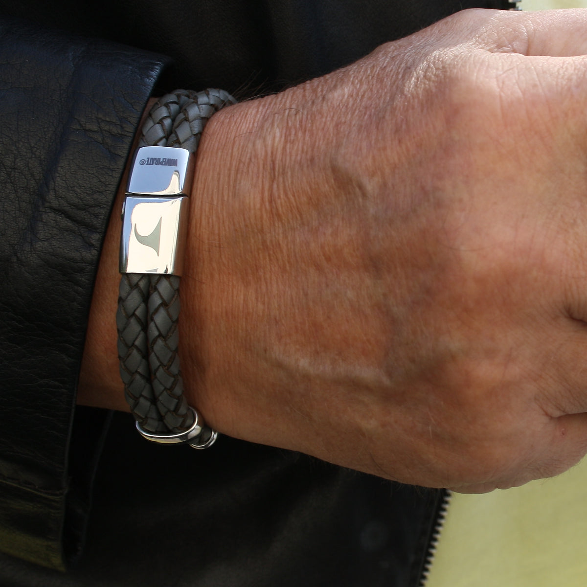 Herren-Leder-Armband-Afrika-grau-geflochten-Edelstahlverschluss-getragen-wavepirate-shop-f-1