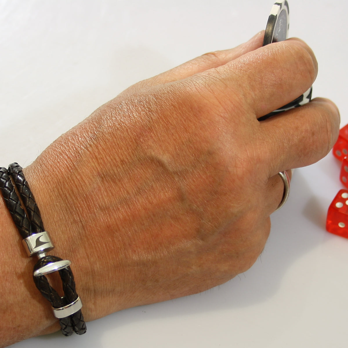 Herren-Leder-Armband-Aruba-braun-geflochten-Edelstahlverschluss-getragen-wavepirate-shop-f