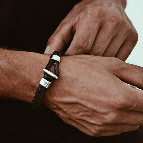 Herren-Leder-Armband-Aruba-schwarz-geflochten-Edelstahlverschluss-getragen-wavepirate-shop-f-3