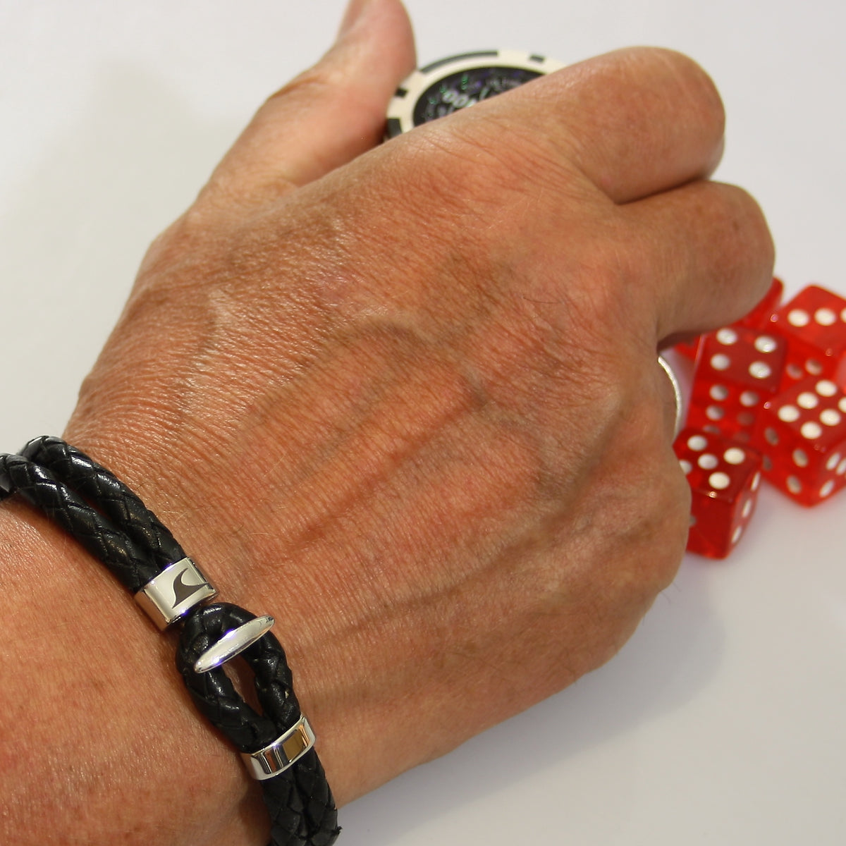 Herren-Leder-Armband-Aruba-schwarz-geflochten-Edelstahlverschluss-getragen-wavepirate-shop-f