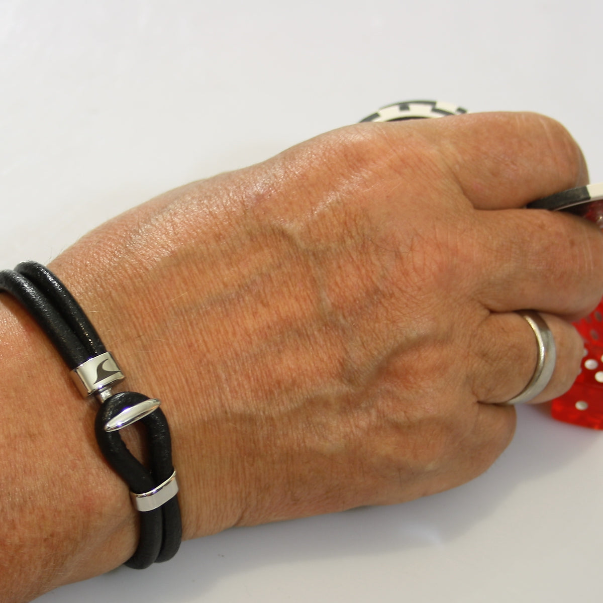 Herren-Leder-Armband-Aruba-schwarz-massiv-Edelstahlverschluss-getragen-wavepirate-shop-r