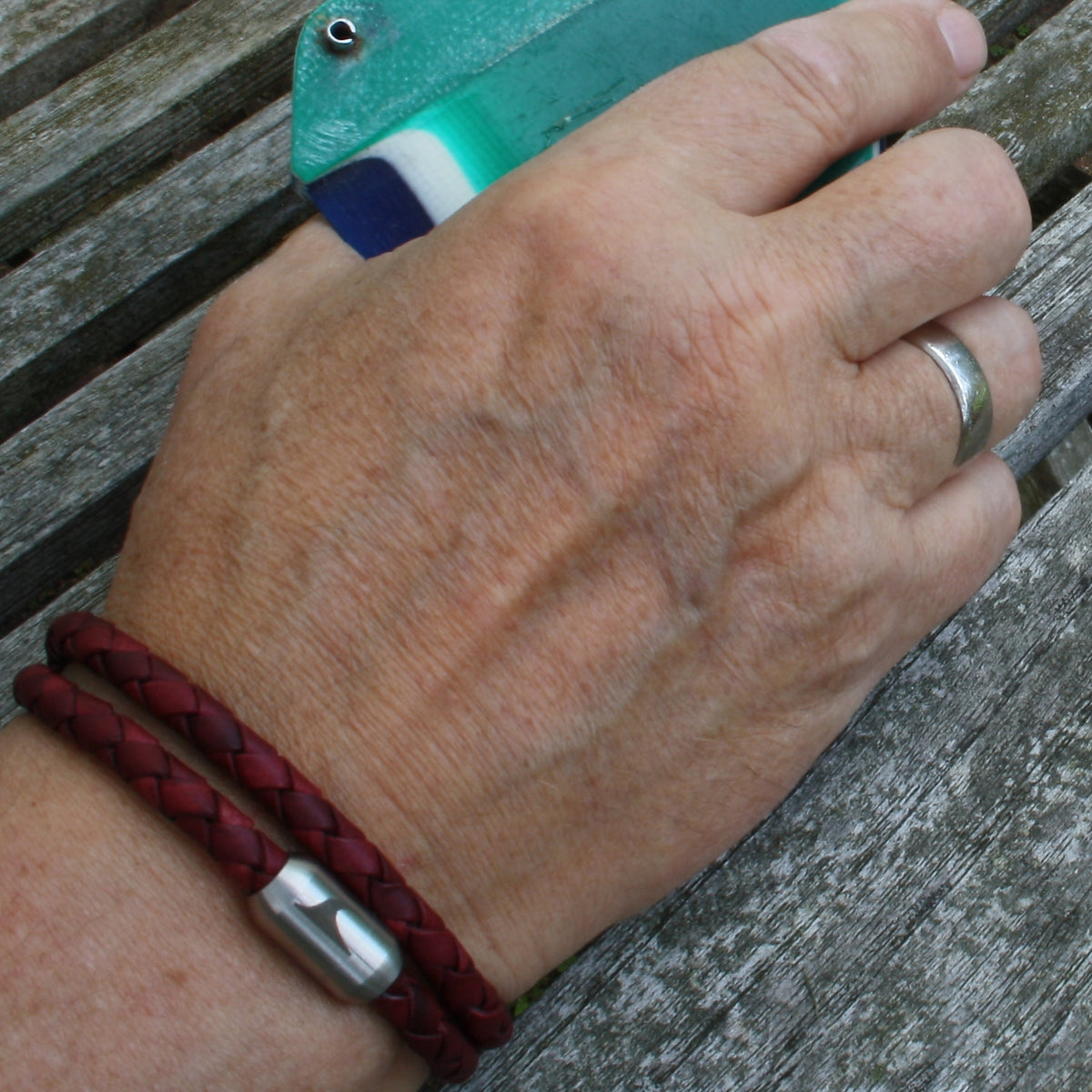 Herren-Leder-Armband-Damen-hawaii-bordeaux-geflochten-Edelstahlverschluss-getragen-wavepirate-shop-f