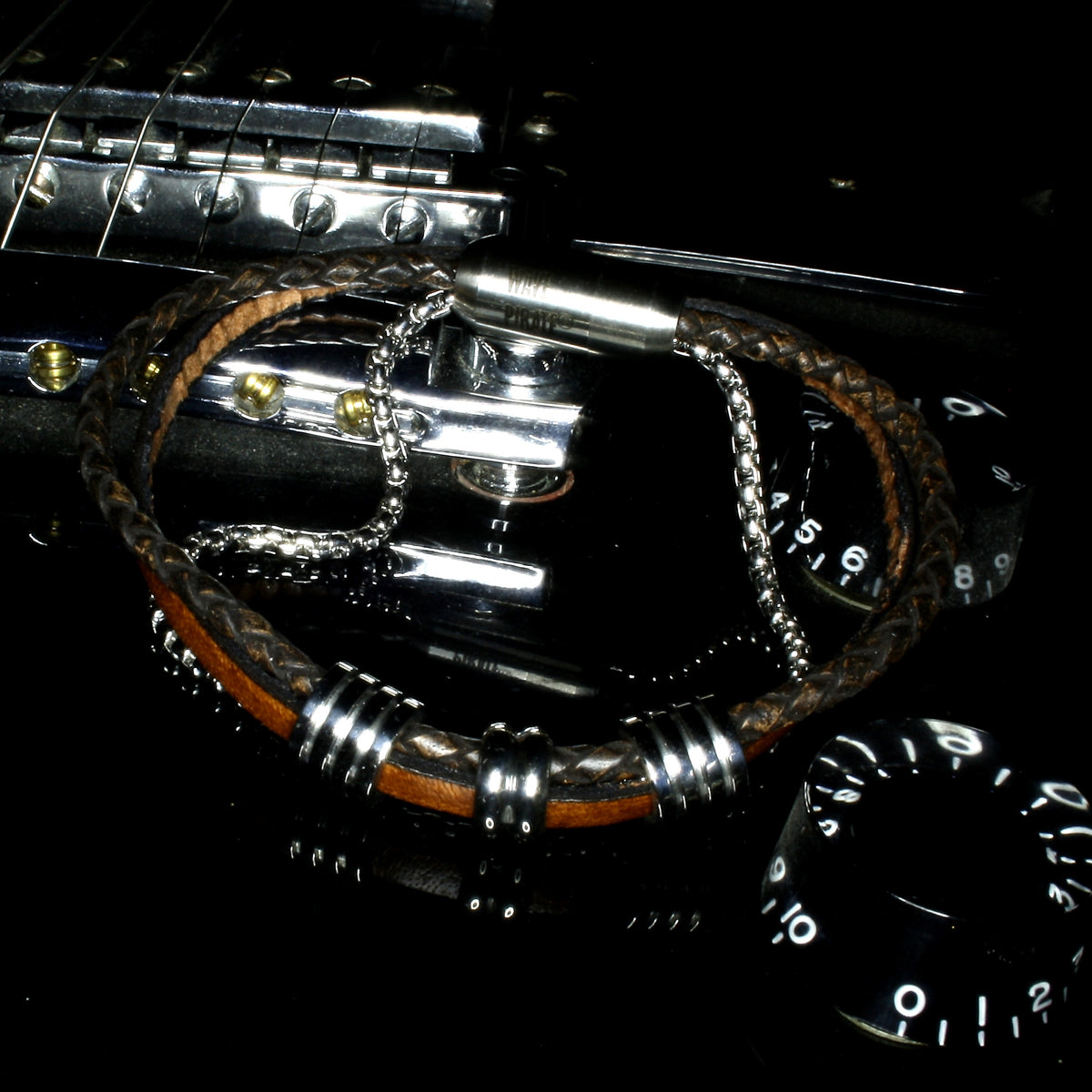 Herren-Leder-Armband-Edelstahlkette-Lex-Cognac-braun-geflochten-Edelstahlverschluss-detail-wavepirate-shop-fr