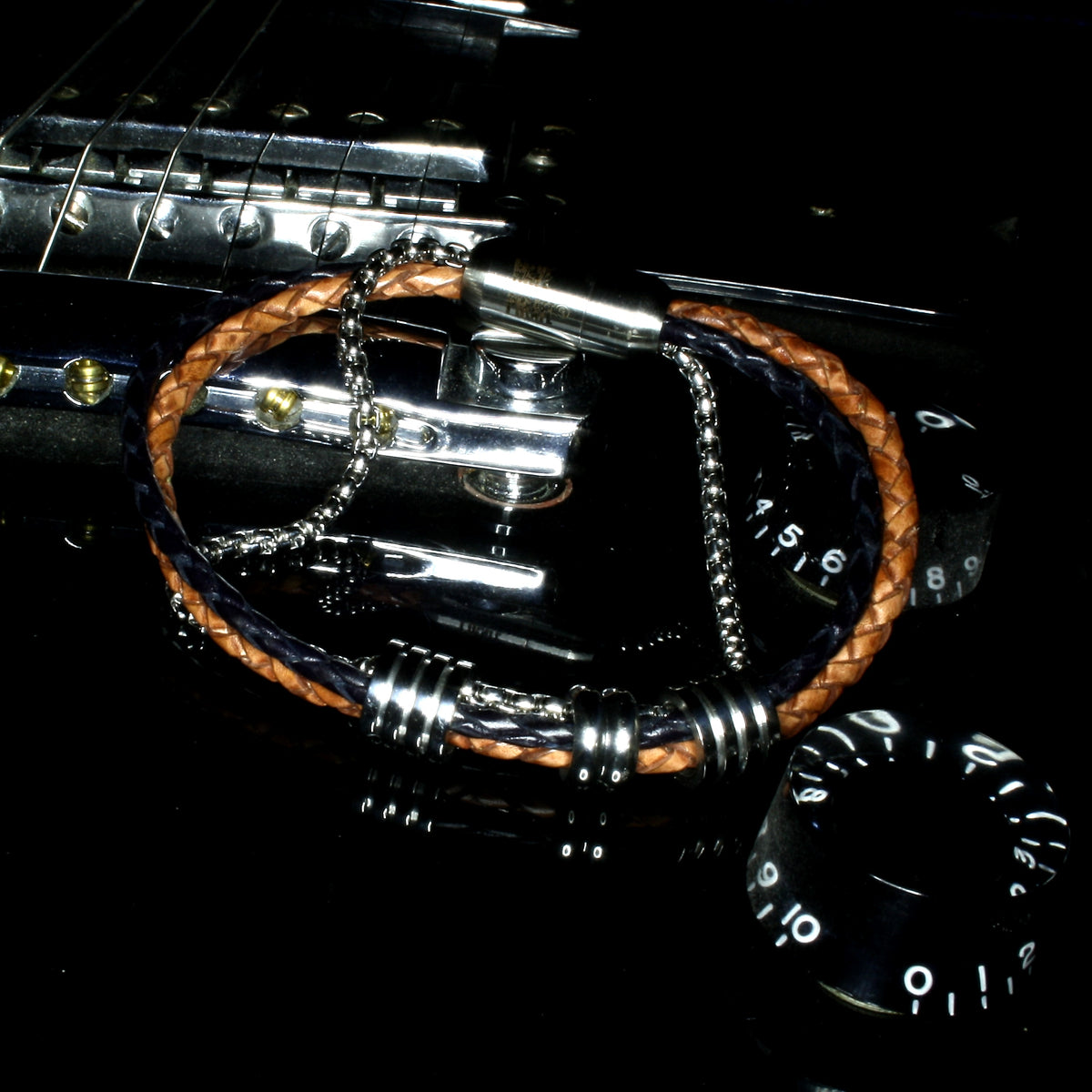 Herren-Leder-Armband-Edelstahlkette-Lex-Cognac-schwarz-geflochten-Edelstahlverschluss-detail-wavepirate-shop-r