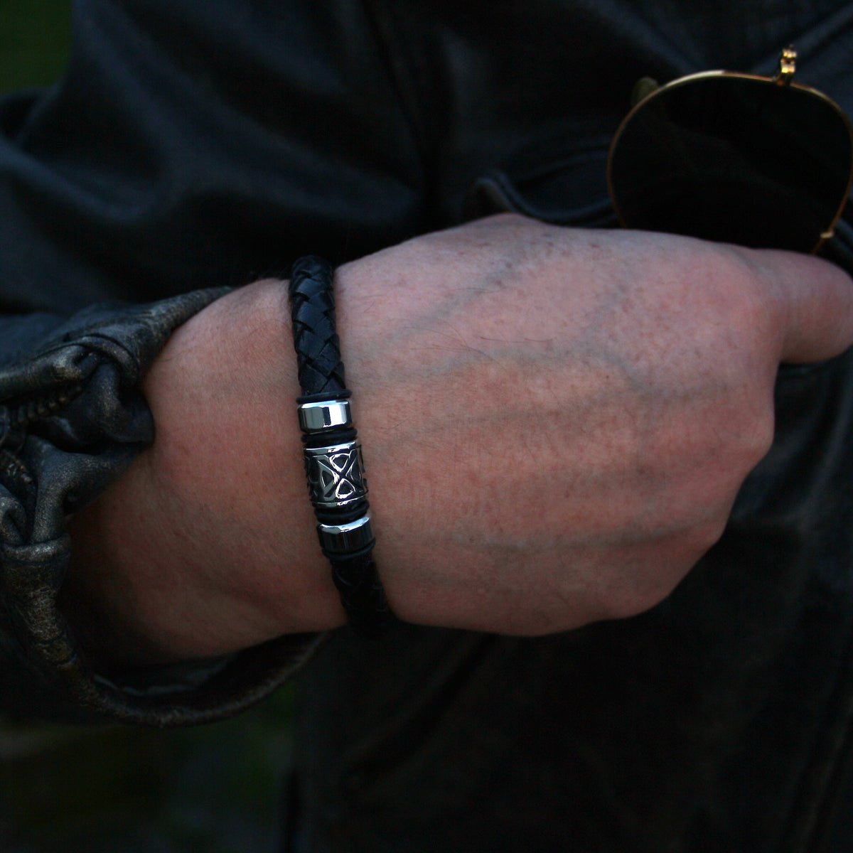 Herren-Leder-Armband-Fuerte-Shine-schwarz-geflochten-Edelstahlverschluss-getragen-wavepirate-shop-f