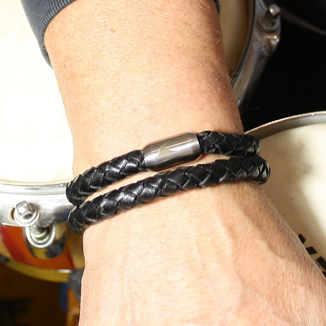 Herren-Leder-Armband-Fuerte-Xl-schwarz-geflochten-Edelstahlverschluss-getragen-wavepirate-shop-f