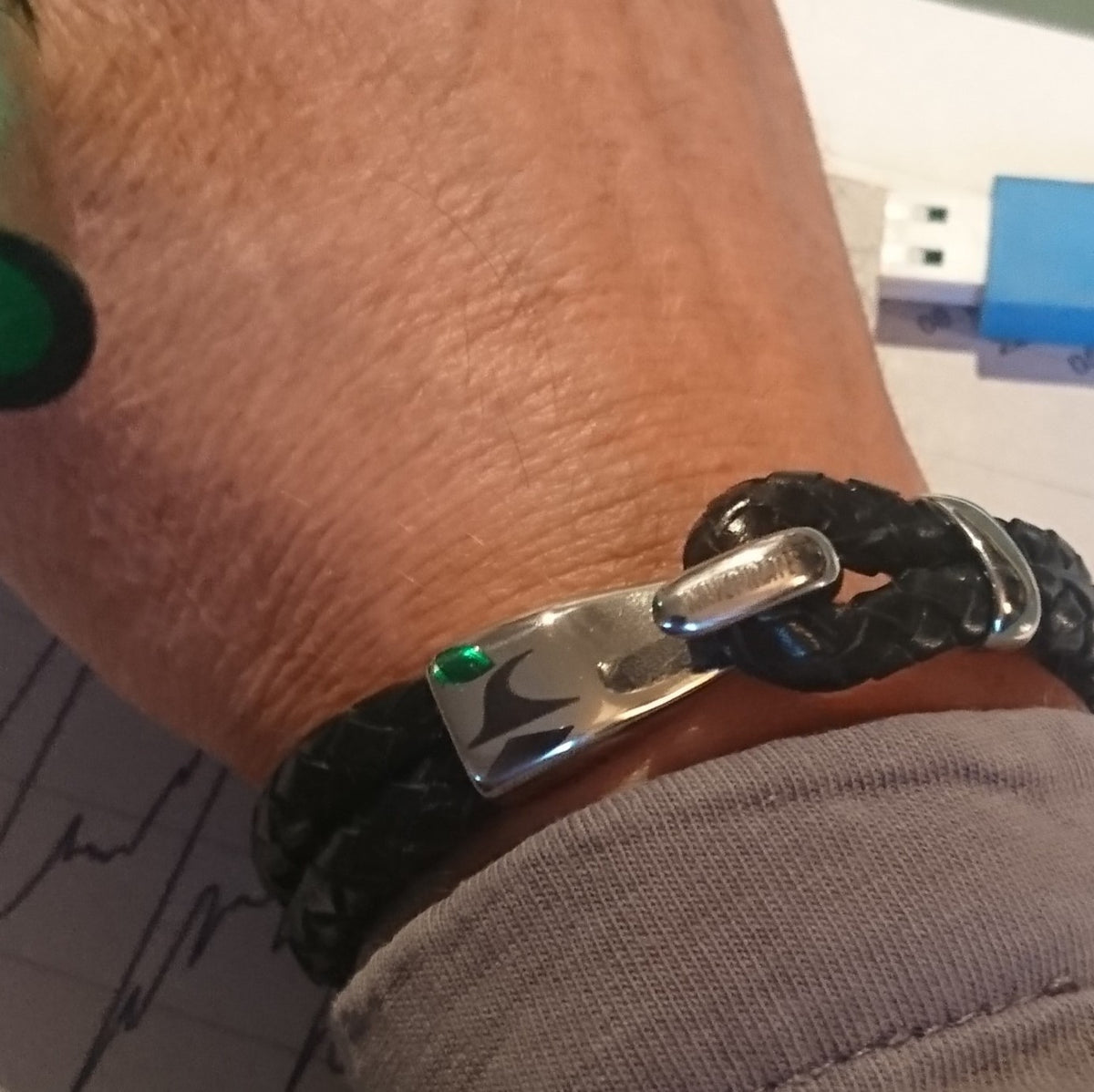 Herren-Leder-Armband-Peak-schwarz-rund-Edelstahlverschluss-getragen-wavepirate-shop-f-1
