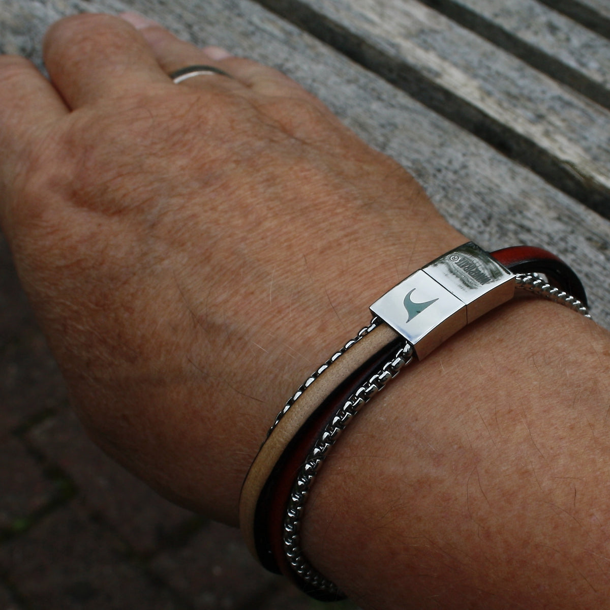 Herren-Leder-Armband-Rex-edelstahlkette-mahagoni-elfenbein-flach-Edelstahlverschluss-getragen-wavepirate-shop-2