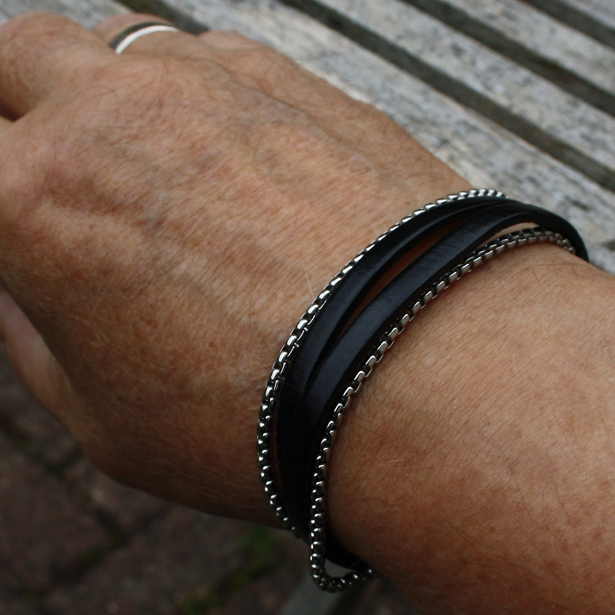 Herren-Leder-Armband-Rex-edelstahlkette-schwarz-flach-Edelstahlverschluss-getragen-wavepirate-shop-3