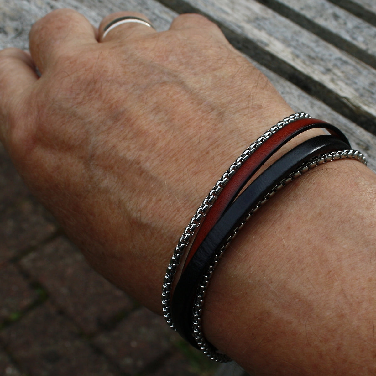 Herren-Leder-Armband-Rex-edelstahlkette-schwarz-mahagoni-flach-Edelstahlverschluss-getragen-wavepirate-shop-1