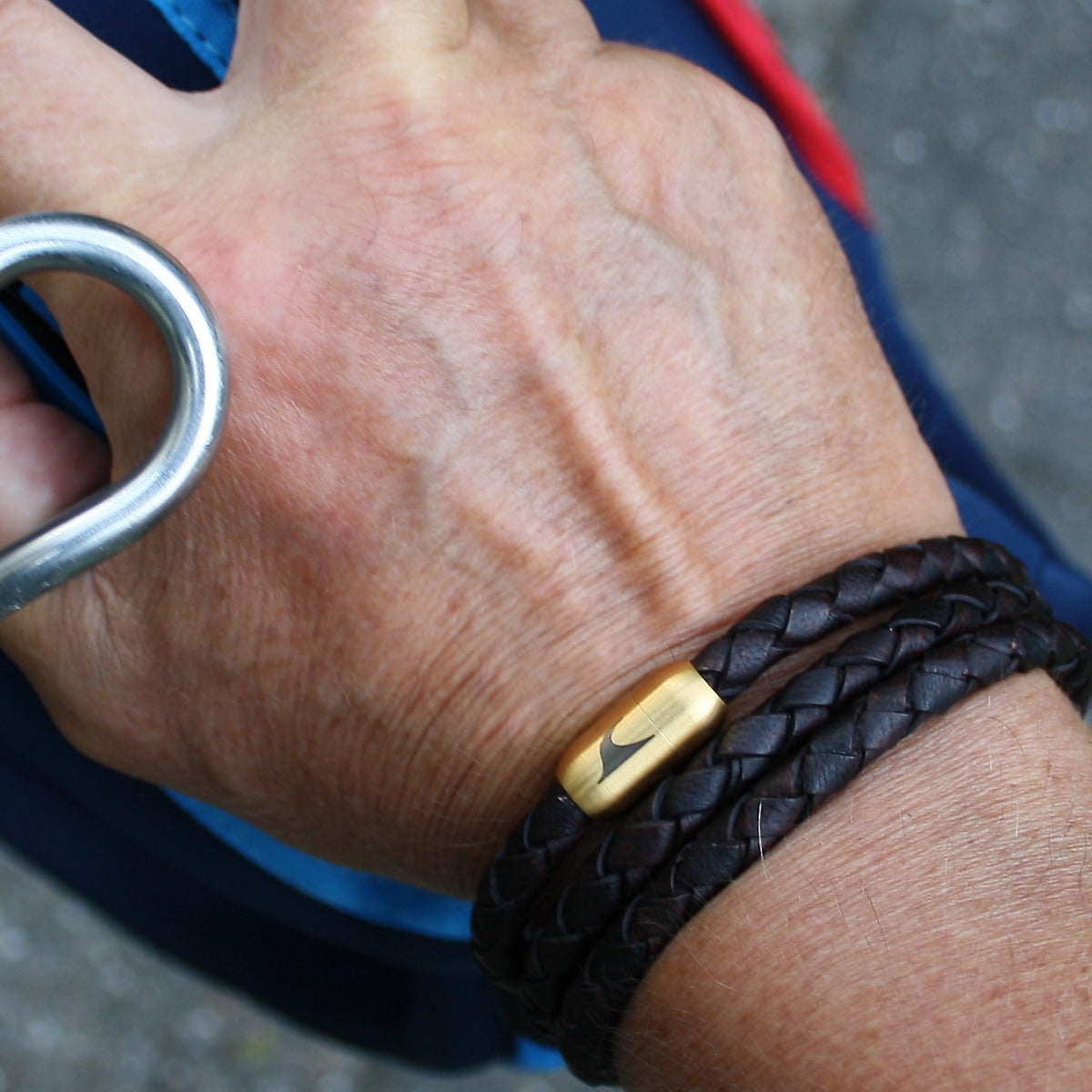 Herren-Leder-Armband-Storm-braun-gold-geflochten-Edelstahlverschluss-getragen-wavepirate-shop-f