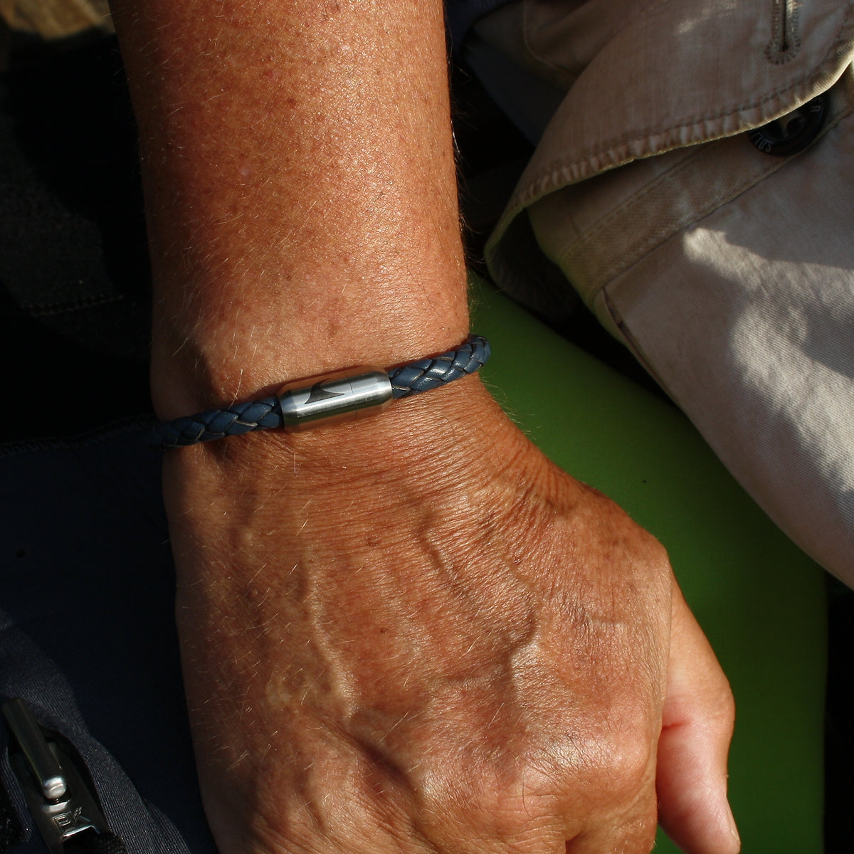 Herren-Leder-Armband-atoll-blau-denim-geflochten-Edelstahlverschluss-getragen-wavepirate-shop-f-1